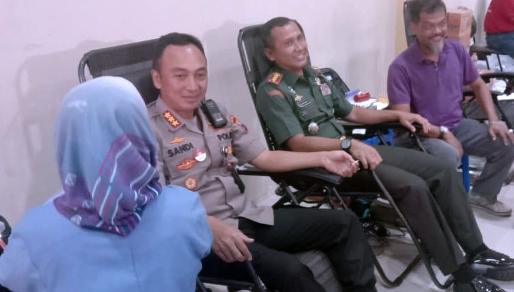 Kapolrestabes Surabaya Kombes Pol Sandi Nugroho bersama Danrem 084/Bhaskara Jaya Kolonel Inf Sudaryanto donor darah di Kantor PWI Jatim, Sabtu (15/2/2020). (Foto: Istimewa)