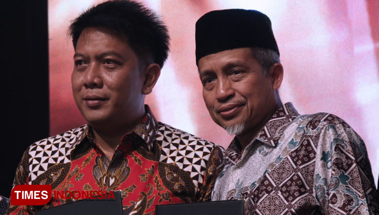 Munir Said Thalib Raih Penghargaan Inspiring Award dalam HUT UBTV ke-6