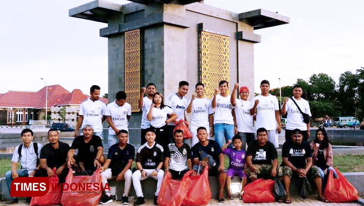 Anggota PMRI Regional Kupang sama foto bersama seusai aksi pungut sampah. (Foto: PMRI Regional Kupang for Times Indonesia) 