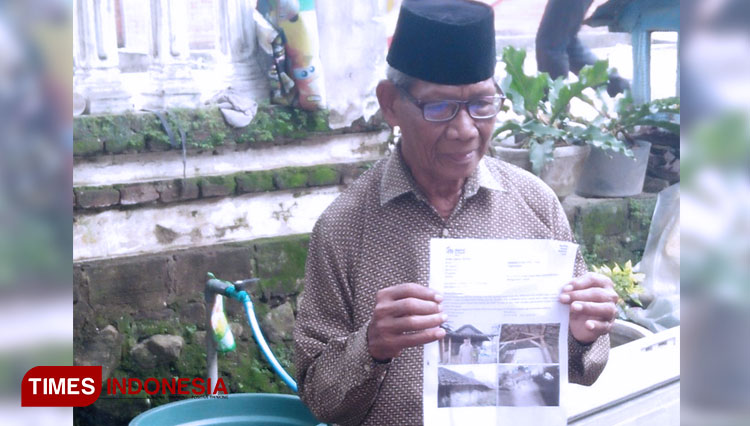 Saiman (83) warga Gresik yang mendapatkan bantuan pemugaran rumah layak huni dari JW Marriot dan Habitat for Humanity, Jumat (14/2/2020).(Foto : Farida Umami Ramadhansi/TIMES Indonesia) 