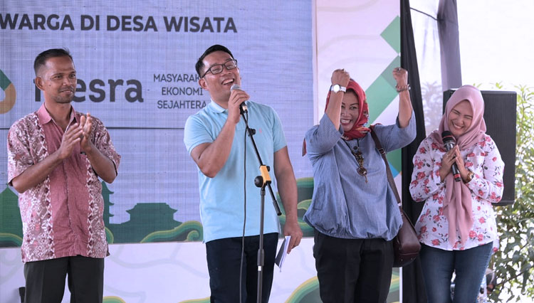 Gubernur Jabar Ridwan Kamil saat Sapa Warga di Desa Wisata di Kecamatan Cisema, Kabupaten Sumedang, Sabtu (15/2/20). (FOTO: Istimewa)