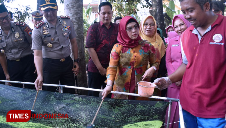 Puteri Wakil Presiden RI, Siti Nur Azizah Maruf, menyaksikan proses pembuatan batik ciprat oleh penyandang disabilitas di Yayasan Rumah Kinasih, Kabupaten Blitar, Sabtu (15/2/2020). (Foto: Sholeh/TIMES Indonesia)