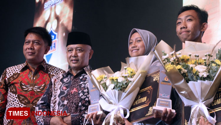 Dari kiri ke kanan : Kepala Dinas Pariwisata dan Kebudayaan, Made Arya, Bupati Kabupaten Malang, Drs. H.M. Sanusi, M.M, kedua perwakilan pemenang Lomba Video dalam “Brawijaya Television Award 2020”, Jumat (14/2/2020) di Malang. (Foto : Widya/TIMES Indones