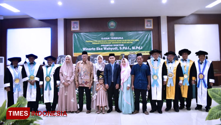 Foto bersama Winarto Eka Wahyudi dengan Para Penguji. (FOTO: AJP TIMES Indonesia)