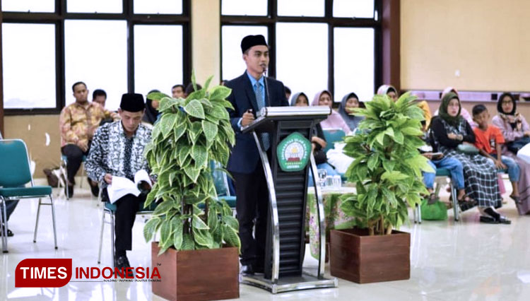 Winarto Eka Wahyudi memaparkan hasil disertasinya dalam sidang Promosi Doktor Pendidikan Agama Islam Multikultural di Universitas Islam Malang (Unisma), Jumat, (14/02/2020).  (Foto: Ja'far Shodiq/AJP TIMESIndonesia)