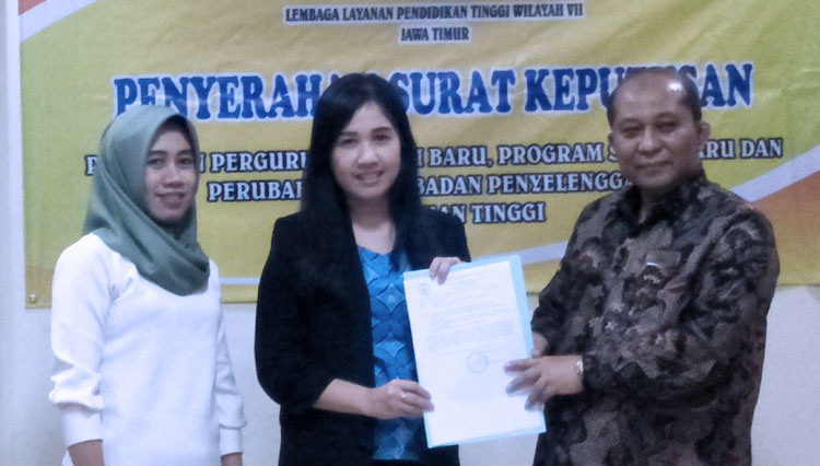 Wakil Rektor III IIK BW Wiwik Werdiningsih menerima SK izin operasional prodi kebidanan dari Kepala LLDIKTI Wilayah VII Jawa Timur, Jumat (14/2/2020). (Foto: Istimewa) 