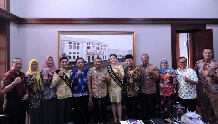 Wakil Wali Kota Bandung Yana Mulyana saat pertamuan dengan Balai Bahasa Jawa Barat di Balai Kota Bandung, Sabtu (15/2/20). (FOTO: Istimewa)
