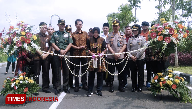 Walikota Surabaya Tri Rismaharini bersama Ketua DPRD Kota Surabaya Adi Sutarwijono meresmikan Jalan MERR II C Gunung Anyar, Sabtu (15/2/2020). (Foto: Ammar Ramzi/TIMES Indonesia)