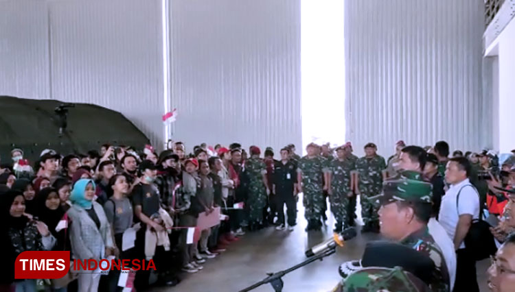 Lagu Indonesia Raya Mengantar Keberangkatan WNI dari Natuna