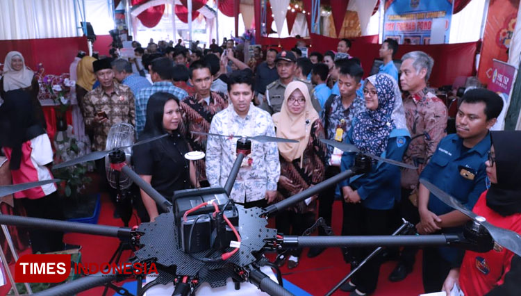 Emil Dardak Wakil Gubernur Jawa Timur saat meninjau (FOTO: Evita Mukharomah/TIMES Indonesia)
