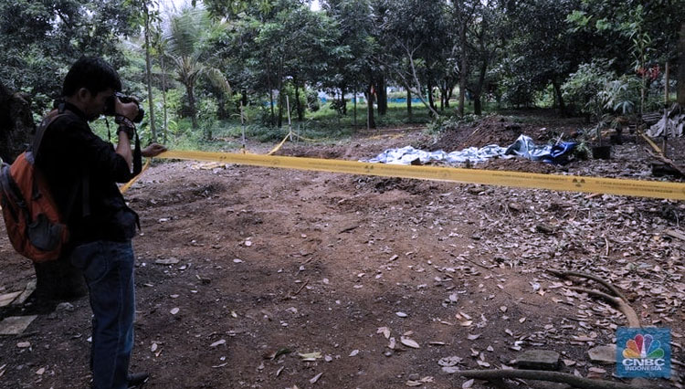 Garis pembatas dipasang di lokasi terpaparnya radioaktif di Perumahan Batan Indah, Serpong, Tangerang Selatan, Jumat (14/2/2020). (FOTO: CNBC)