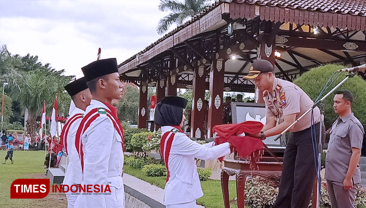 Kapolres Magetan AKBP Festo Ari Permana saat menjadi Pemimpin upacara penuruan bendera pada Parade Surya Senja. (FOTO: Aditya Candra/TIMES Indonesia)