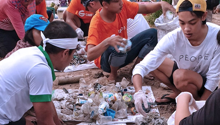 Kegiatan bersih pantai Bali Biggest Clean-Up yang diikuti oleh Arkhea Communications. (Foto: Arkhea Communications)