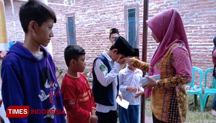 Anggota DPRD Indramayu Fraksi Partai Golkar Tuti Alawiyah memberikan santunan kepada puluhan anak yatim dalam reses di Desa Kedungwung Kecamatan Krangkeng Kabupaten Indramayu. (Foto: Nurhidayat/TIMES Indonesia).