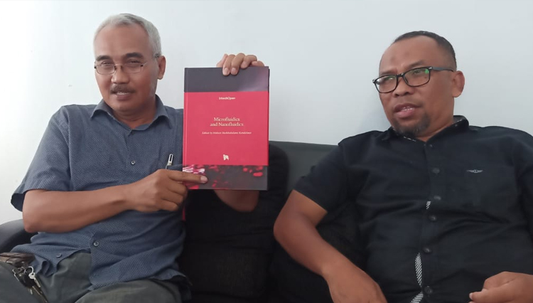 Dr Sudarmadji (bawa buku), dosen prodi Teknik Otomotif Elektronik (TOE) jurusan Teknik Mesin, yang berhasil terbitkan karya tulis.(foto : istimewa) 