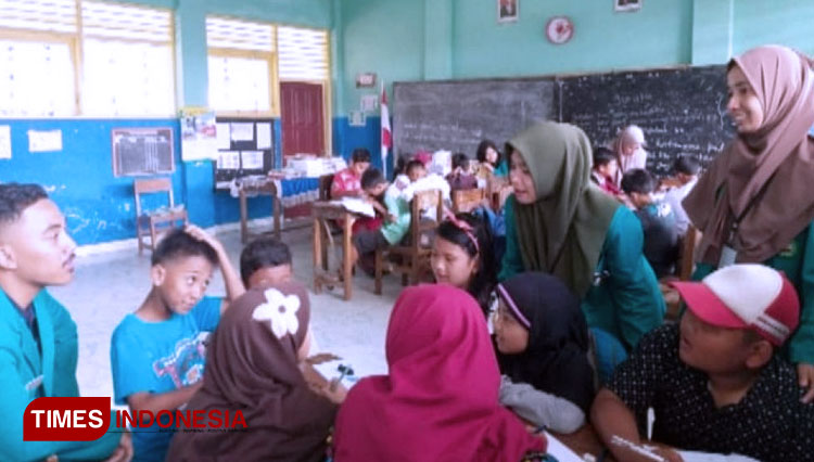 Kegiatan bimbingan belajar di sekolahB: Kegiatan belajar mengajar di sekolah. (FOTO: AJP TIMES Indonesia)
