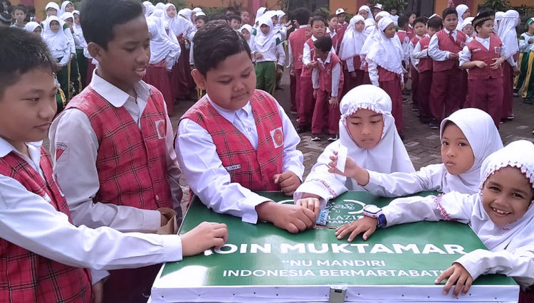 Para siswa SD Khadijah 3 Surabaya berpartisipasi dalam Kirab Koin Muktamar NU, Senin (17/2/2020).(Foto : Istimewa)