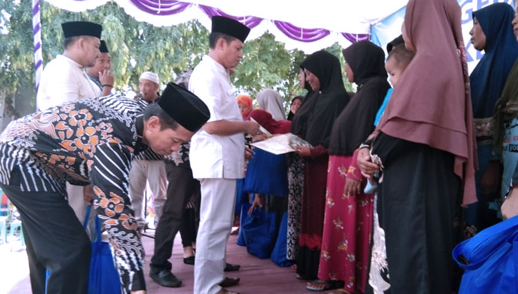 Penyerahan piagam penghargaan kepada KPM PKH di Kecamatan Turi, Lamongan, yang telah graduasi mandiri, Minggu (16/2/2020). (FOTO: Istimewa)