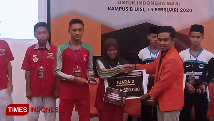 Dua siswa SMAN1 Pacet saat menerima mendali karena menang sebagai juara dua dalam kejuaraan Water Rocket Laucher Tingkat Nasional. (FOTO: Suyoto untuk TIMES Indonesia)