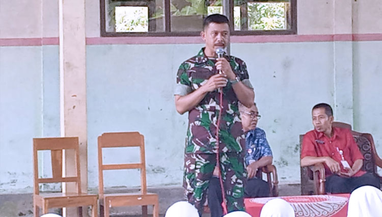 Danramil saat beri pengarahan soal bullying. (FOTO: Pendim Cilacap/TIMES Indonesia)