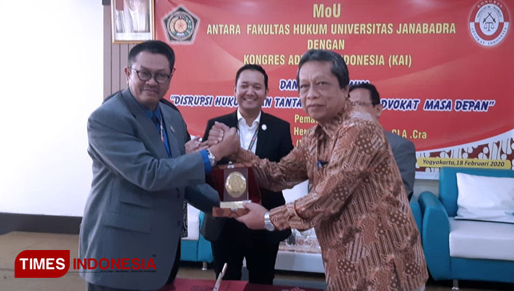 Rektor Universitas Janabadra Dr Ir Edy Sriyono (kiri) dan Presiden KAI, Adv H Tjoetjoe Sandjaja Hernanto (kanan) ketika menandatangani kerjasama di Aula Fakultas Hukum UJB, Timoho Yogyakarta, , Selasa (18/2/2020). (FOTO: Fajar Rianto/TIMES Indonesia)