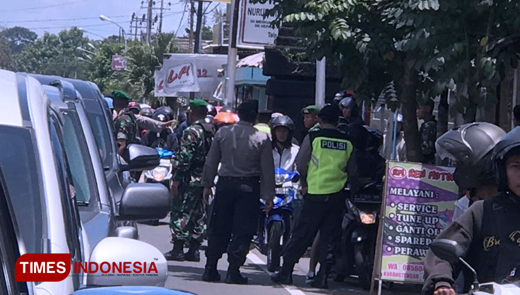 Polisi dan TNI melalukan sweeping supporter jelang laga Semifinal Piala Gubernur Jatim 2020 yang mempertemukan Persebaya vs Arema FC di Stadion Soeprijadi, Blitar. Selasa,(18/2/2020). (foto: Tria Adha/TIMES Indonesia)