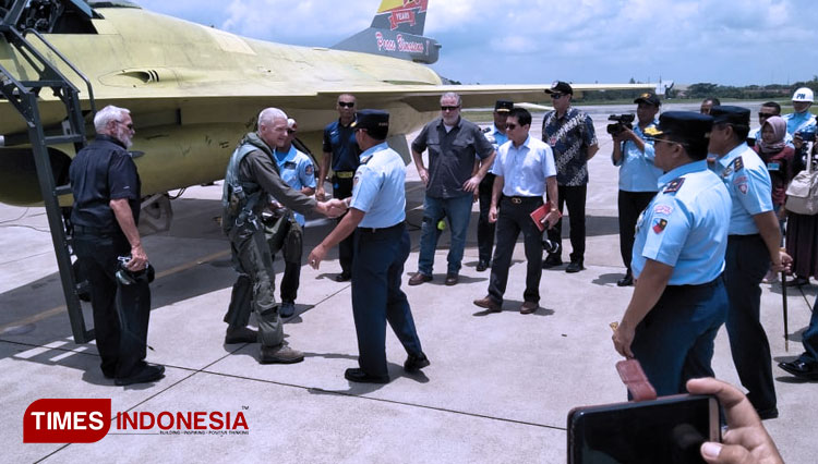 KSAU Marsekal TNI Yuyu Sutisna menyalami penerbang usai test flight. (Foto: Miftakhul Arif/TIMES Indonesia)