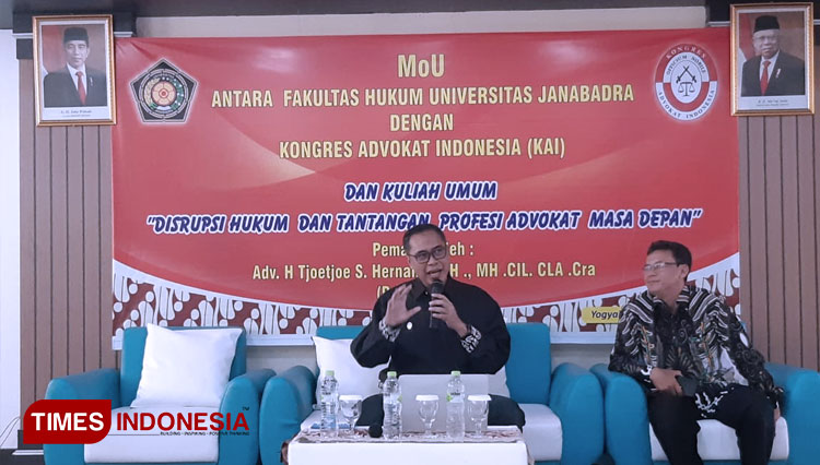 Vice Presiden KAI, Adv. T. M. H Luthfi Yazid, SH.,LL.M. CLI., CIL ketika menyampaikan kuliah umum bertema Disrupsi Hukum Dan Tantangan Profesi Advokat Masa Depan. (FOTO: Fajar Rianto/TIMES Indonesia)