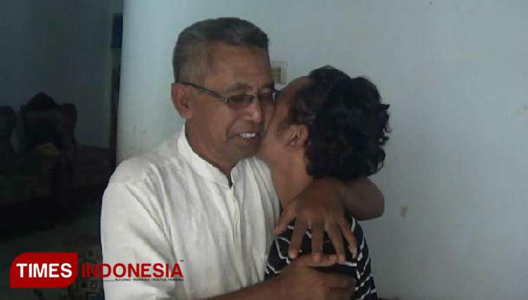 Rahmat Hidayatullah (kanan) sedang merangkul ayahnya yaitu Hafid, saat baru pulang dari Hubei, Huangshi, China.(FOTO: Dicko W/TIMES Indonesia)