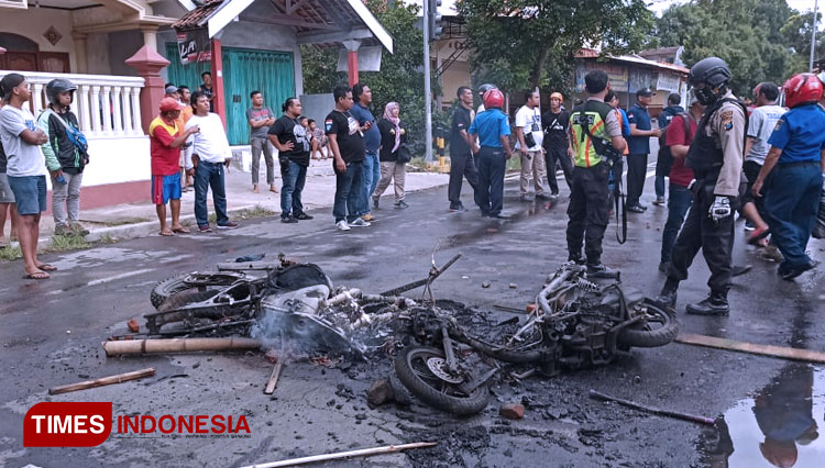 Sepeda motor terbakar dalam bentrokan di pertigaan lampu merah Jalan Kapuas Kelurahan Kauman Kota Blitar, Selasa (18/2/2020). (Foto: Ferry/TIMES Indonesia)