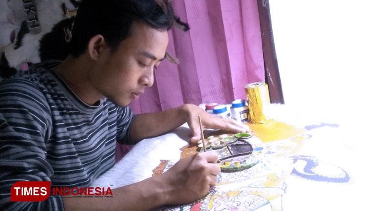 Syarifudin Azis creates his puppet from leather for the puppet show. (Photo: Evita Mukharomah/TIMES Indonesia)