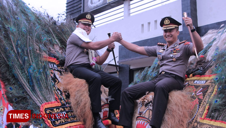 Dari kanan AKBP Eddwi Kurniyanto dan AKBP Ruruh Wicaksono melakukan tradisi pisah sambut Kapolres Madiun. (FOTO: Ervan Marwantaka/TIMES Indonesia)