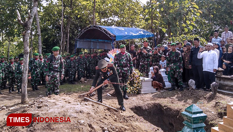 Dandim 0804 Magetan, Letkol Czi Chotman Jumei Arisandy saat menghadiri pemakaman Kopda Anumerta Dwi Purnomo di TPU Desa Banjar Panjang, Magetan. (FOTO: M Kilat/TIMES Indonesia)