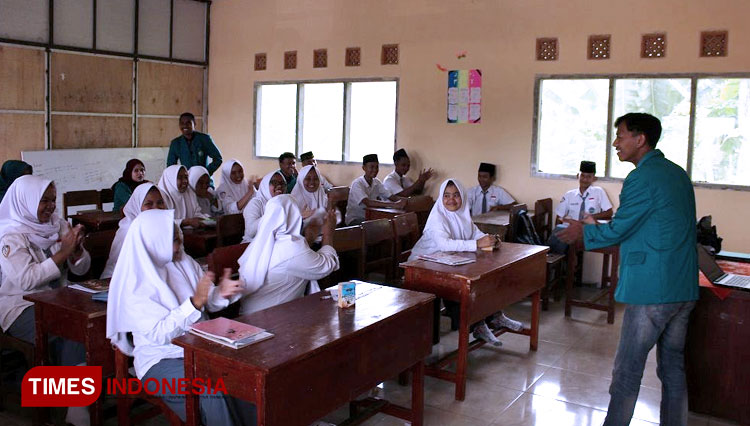 Antusias siswa XII SMK An-Nur Pondok Pesantren Al-Munir dalam kegiatan sosialisasi. (FOTO: AJP TIMES Indonesia)