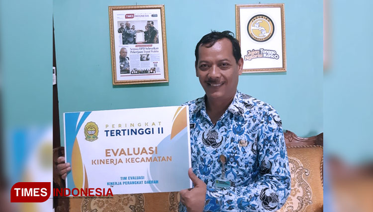Camat Sedayu, Sarjiman ketika menunjukkan sertifikat Penghargaan Tertinggi II Evaluasi Kinerja Kecamatan 2019. (FOTO: Fajar Rianto/TIMES Indonesia)