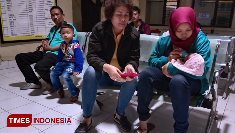 Kapolsek Jebres, Kompol Yuliana berbincang dengan Intan sembari memegangi bayi yang hampir saja ditelantarkan pasangannya. (foto: Muhamad Shidiq/TIMES Indonesia)