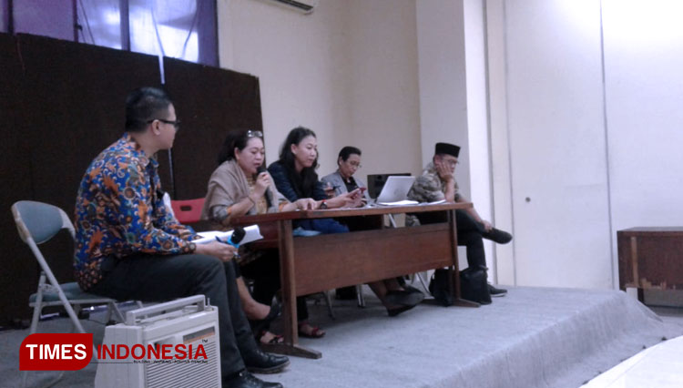 Para Tim Kuasa Hukum LBH APIK saat mengelar konfrensi pers (foto: Butet for TIMES Indonesia)