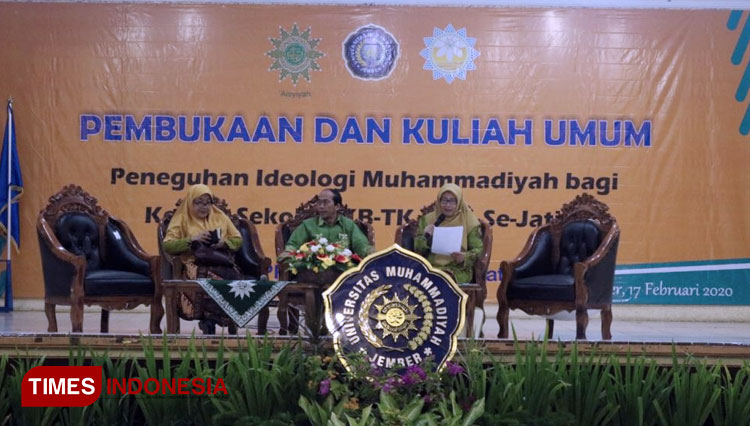Para narasumber dalam kuliah umum peneguhan ideologi Muhammadiyah, Senin (17/2/2020). (Foto: Humas UM Jember)