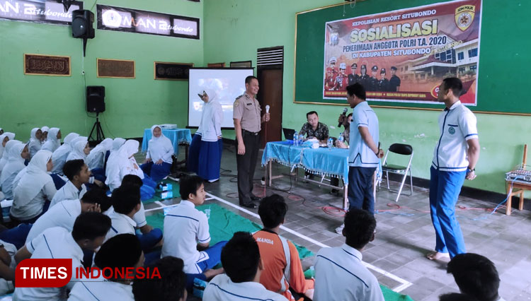 Siswa MAN 2 Situbondo saat mengikuti Sosialisasi. (FOTO: Fawaid Aziz/TIMES Indonesia)