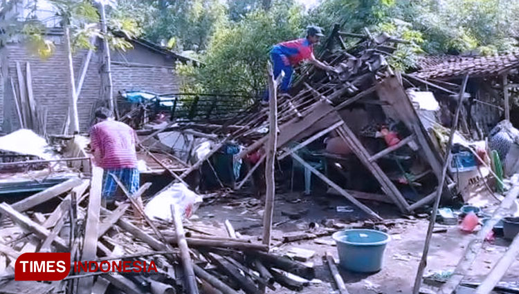 Hujan Lebat, Rumah Warga di Kotaanyar Probolinggo Ambruk
