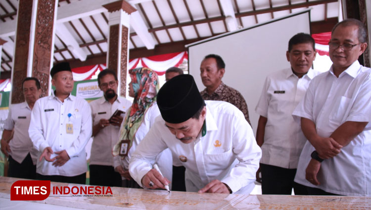 Plt Bupati Sidoarjo Nur Ahmad Syaifuddin resmikan pemanfaatan bangunan Program Pamsimas III Tahun 2019. (FOTO: Rudi Mulya/TIMES Indonesia)
