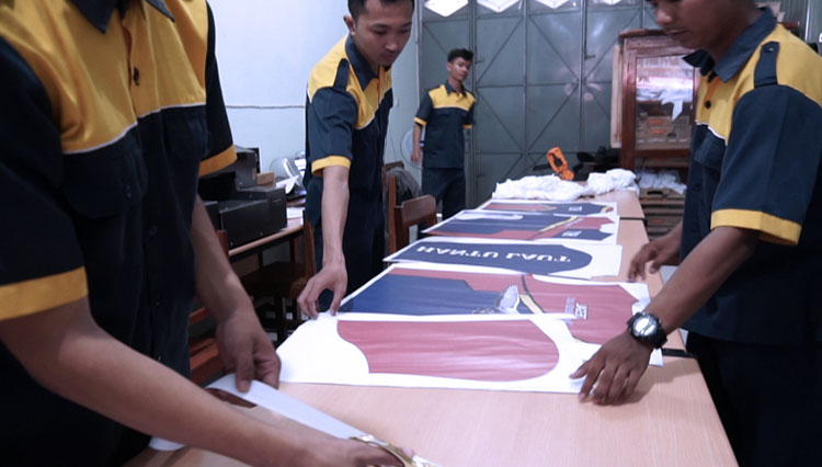 Siswa SMK Taman Karya Madya Teknik Kebumen yang mengikuti TEFA mencoba mesin printing dari Deprintz, Rabu (19/2/2020). (Foto: Istimewa) 