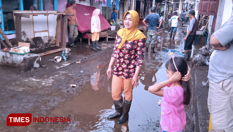 Sejumlah rumah warga tergenang air dan lumpur akibat banjir bandang di Kecamatan Ijen Bondowoso. (FOTO: Moh Bahri/TIMES Indonesia)