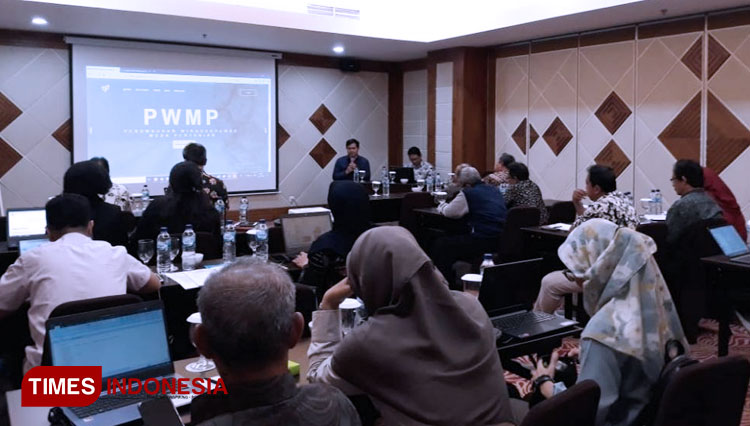 Dr. Bambang Sudarmanto, S.Pt, MP sebagai Direktur Polbangtan Malang memberikan arahan akan pentingnya jejaring usaha bagi peserta PWMP. (FOTO: AJP TIMES Indonesia)
