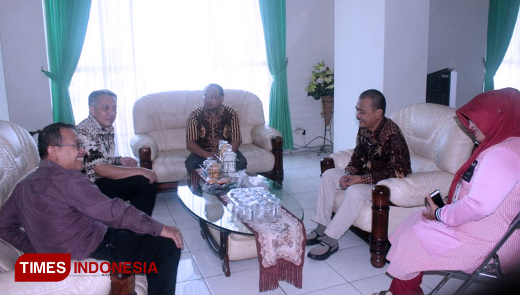 Rektor uwg terima tamu dari PT. ISC (bapak Agus Suwandi). (FOTO: AJP TIMES Indonesia)