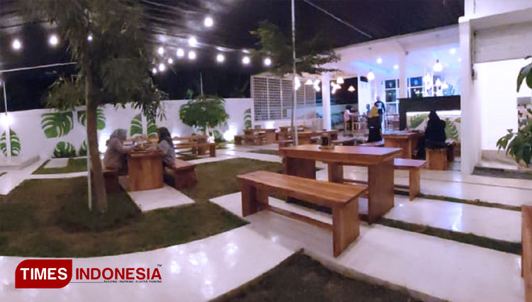 Suasana Insignia Café & Resto, di Jalan Prabuloro No 412, Lingkungan Watu Ulo, Kelurahan Bakungan, Kecamatan Glagah, Banyuwangi. (FOTO: Febri Wiantono/TIMES Indonesia)