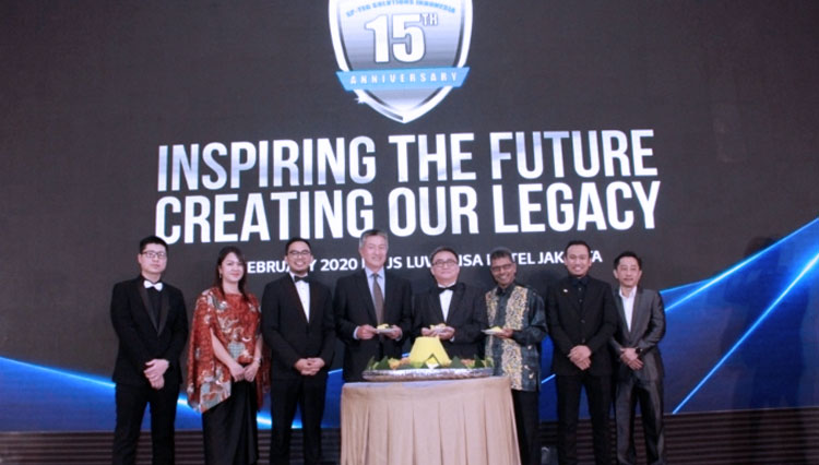 Para Founder dan Board of Management PT EP-TEc Solutions Indonesia pada prosesi Potong Tumpeng daiamperayaan EP-TEC Solutions Indoresia 15