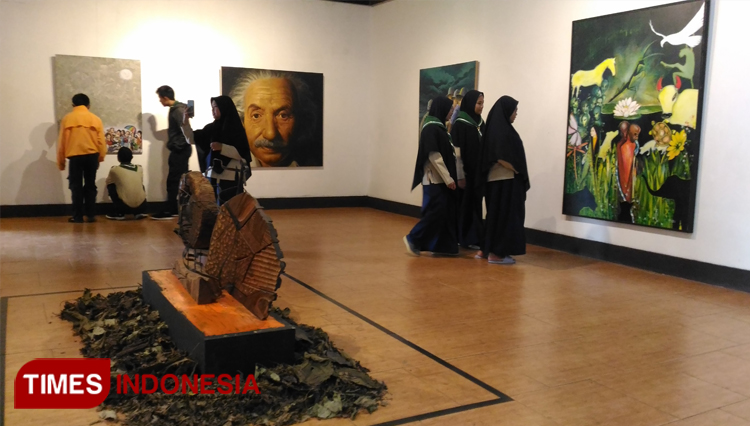 Several visitors admiring the marvelous arts of Juliana and Omarah at Ras Gallery Batu. (Photo: Muhammad Dhani Rahman/TIMES Indonesia) 