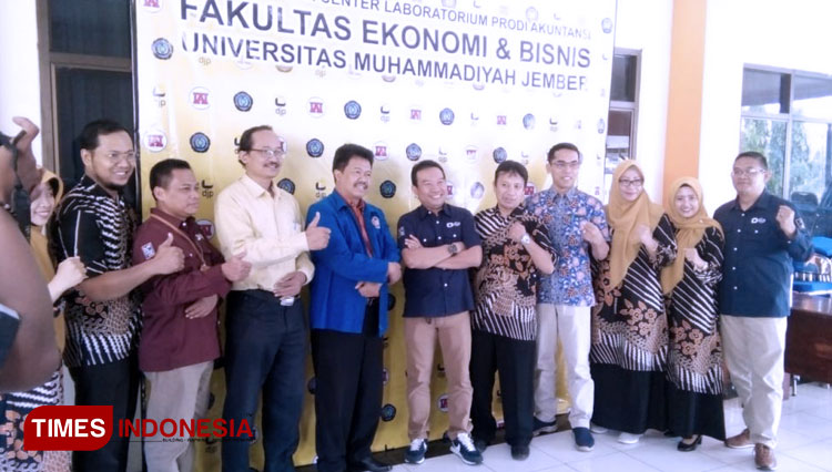 Jajaran UM Jember dan Kanwil DJP III Jawa Timur berfoto bersama usai meresmikan Tax Center UM Jember, Kamis (20/2/2020). (Foto: Humas UM Jember)