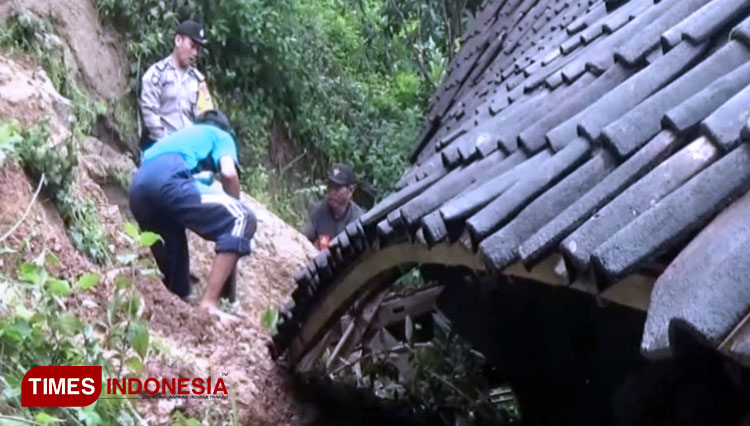 Intensitas Hujan Tinggi Di Magetan, Tebing Longsor Timpa Empat Rumah ...